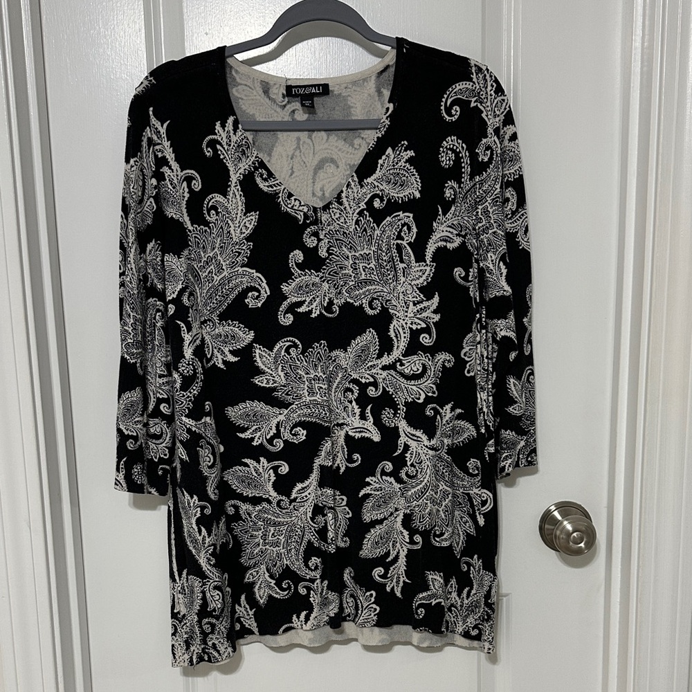 Dressbarn Black and White Floral Sweater 3/4 length sleeves